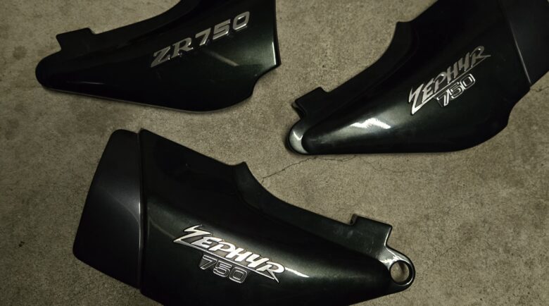 ゼファー750　サイドカバーエンブレム交換