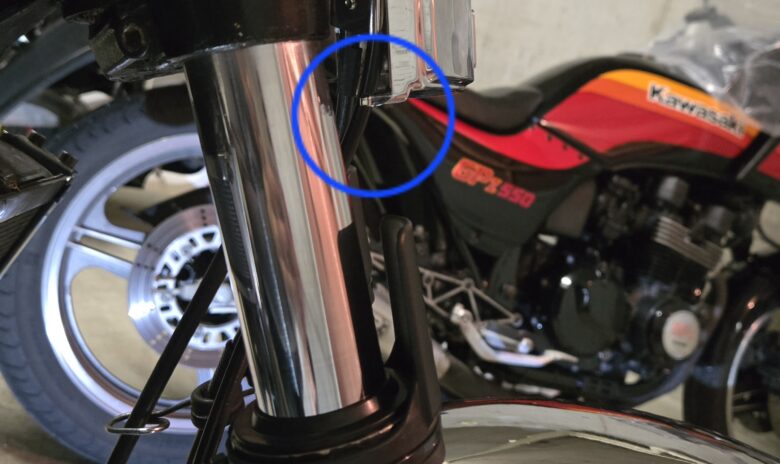 ゼファー750 フォークステムエンブレム取り付け